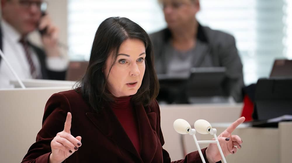 Gesundheitsministerin Müller stellt den Plan für Kinderschutzambulanzen vor.  / Foto: Soeren Stache/dpa