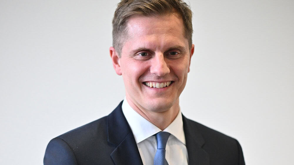 Benjamin Grimm will die Prozesse in der Justiz digitalisieren und damit beschleunigen. (Archivbild) / Foto: Sebastian Gollnow/dpa