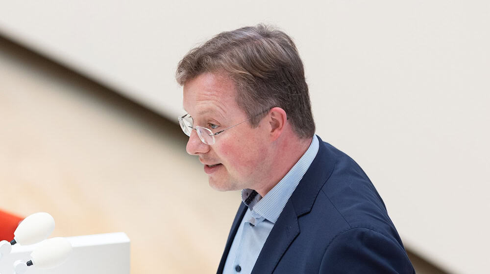 Der Präsident des Landesrechnungshofs Brandenburg, Harald Kümmel, fordert das Land auf, künftig weniger Schulden zu machen. (Archivbild) / Foto: Hannes P. Albert/dpa