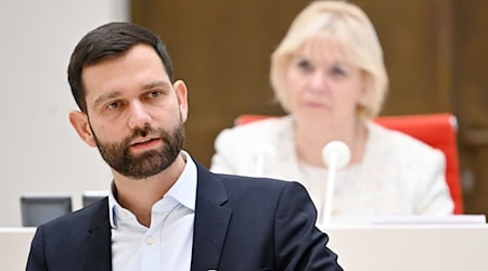 Der BSW-Landtagsabgeordnete Stefan Roth warnt davor, Deutschland «kriegstüchtig» zu machen. / Foto: Soeren Stache/dpa