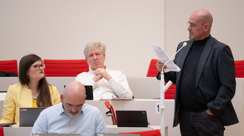 Brandenburgs BSW-Fraktionschef Niels-Olaf Lüders stellt sich hinter die Forderung der Parteispitze nach einer Aufgabe der Mandate für die zwei aus der Partei ausgetretenen Abgeordneten (Archivbild). / Foto: Soeren Stache/dpa
