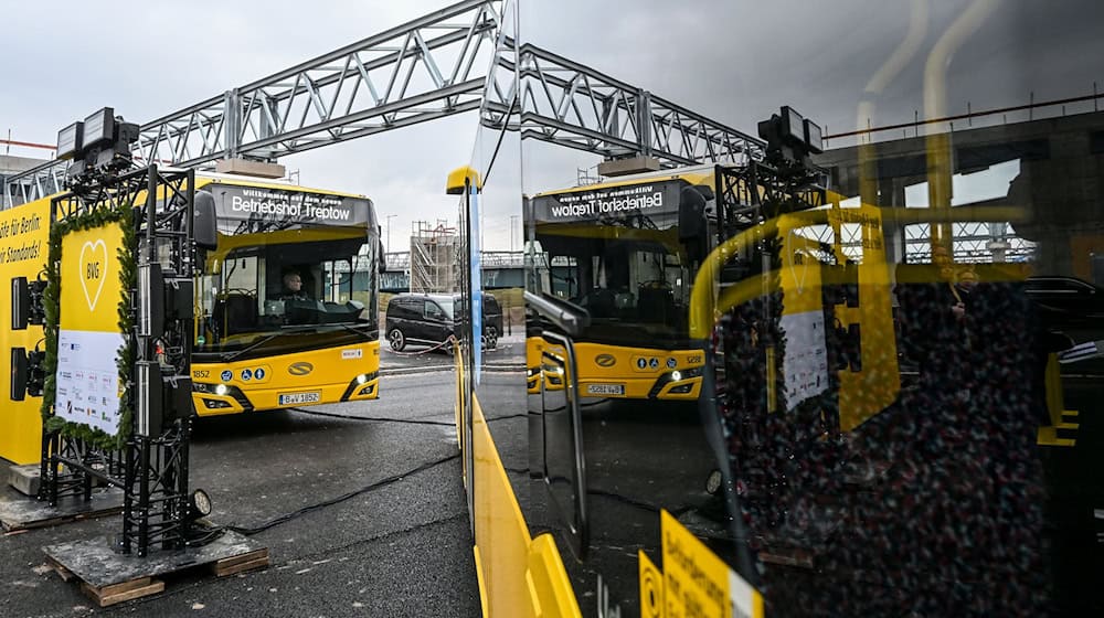 Der neue Betriebshof für E-Busse in Treptow soll 2027 in Betrieb gehen.  / Foto: Jens Kalaene/dpa