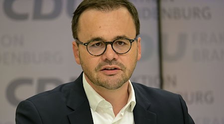 Der CDU-Fraktionschef im Landtag von Brandenburg, Jan Redmann, beklagt, dass verbindliche Vorgaben für eine monatliche Meldepflicht für abgelehnte Asylbewerber fehlen. (Archivbild)  / Foto: Michael Bahlo/dpa