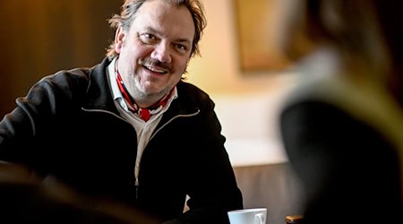 Charly Hübner ist in dem neuen Film «Der Held vom Bahnhof Friedrichstraße» von Wolfgang Becker zu sehen. / Foto: Britta Pedersen/dpa