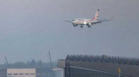 Die Chartermaschine mit den geflüchteten Afghaninnen und Afghanen an Bord landete am Morgen am Flughafen Berlin Brandenburg. / Foto: Fabian Sommer/dpa