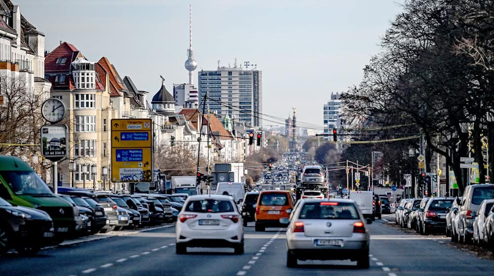 Der CO2-Ausstoß in Berlin ist im vergangenen Jahr insgesamt gesunken, allerdings nicht im Straßenverkehr. (Archivbild) / Foto: Britta Pedersen/dpa
