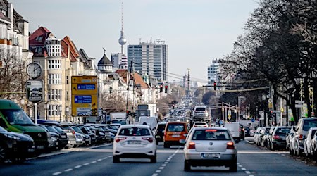 Der CO2-Ausstoß in Berlin ist im vergangenen Jahr insgesamt gesunken, allerdings nicht im Straßenverkehr. (Archivbild) / Foto: Britta Pedersen/dpa