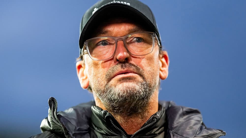 Trainer Claus-Dieter Wollitz spielte mit Energie Cottbus 2:2. (Archivbild) / Foto: Julius Frick/dpa