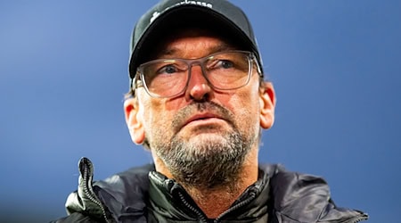 Trainer Claus-Dieter Wollitz spielte mit Energie Cottbus 2:2. (Archivbild) / Foto: Julius Frick/dpa