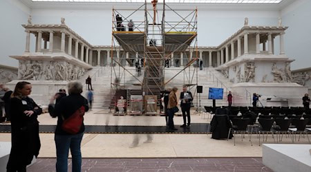 Der Pergamonaltar im Pergamonmuseum soll im Frühjahr 2027 wieder zugänglich sein. / Foto: Markus Lenhardt/dpa