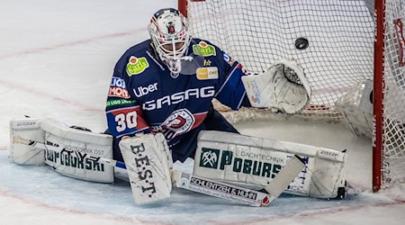 Torhüter Jake Hildebrand blieb beim Sieg der Eisbären Berlin ohne Gegentreffer. / Foto: Andreas Gora/dpa