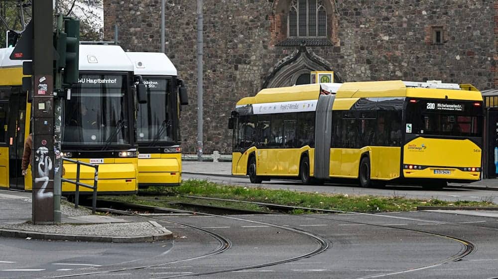Bus- und Bahnfahren im VBB wird im neuen Jahr teurer. (Archivbild) / Foto: Jens Kalaene/dpa