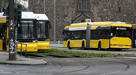 Bus- und Bahnfahren im VBB wird im neuen Jahr teurer. (Archivbild) / Foto: Jens Kalaene/dpa