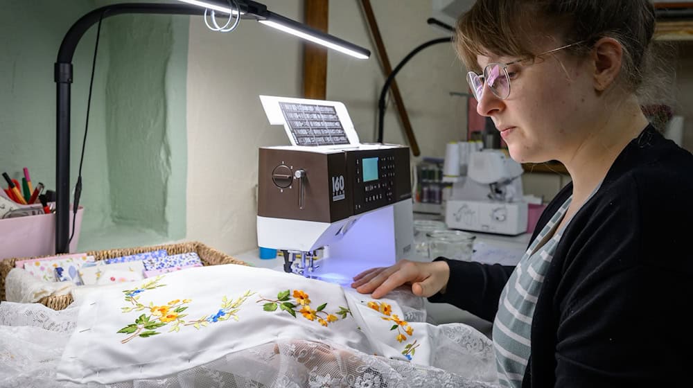 Leonie Schiemenz näht nebenberuflich Trachten.  / Foto: Patrick Pleul/dpa