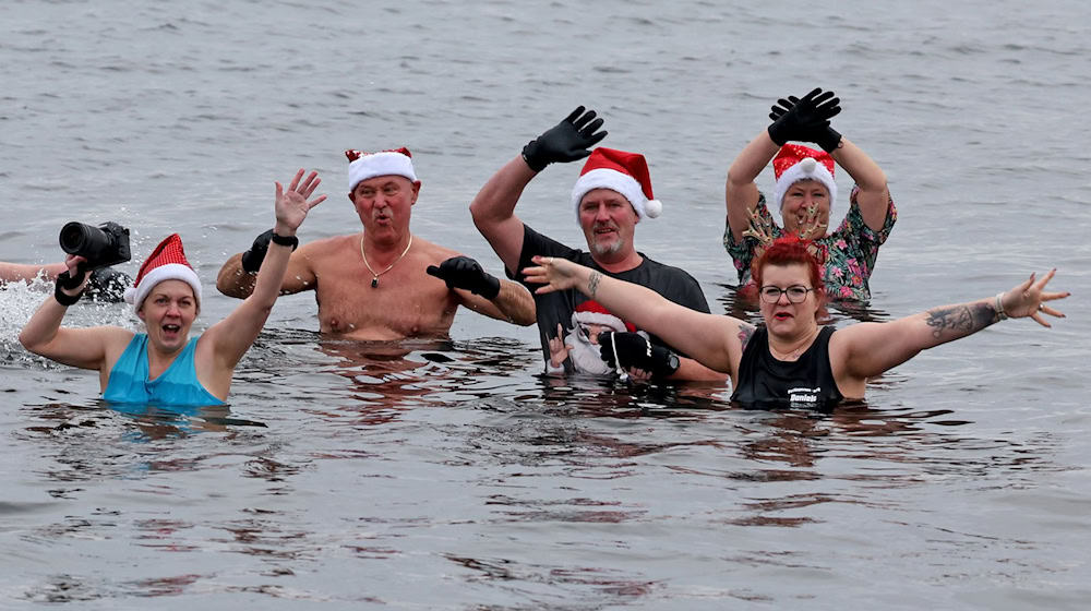 Zu Weihnachten wird im Senftenberger See gebadet.  / Foto: Bernd Wüstneck/dpa
