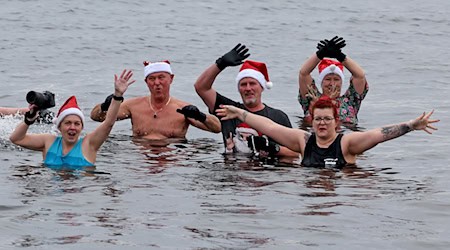 Zu Weihnachten wird im Senftenberger See gebadet.  / Foto: Bernd Wüstneck/dpa