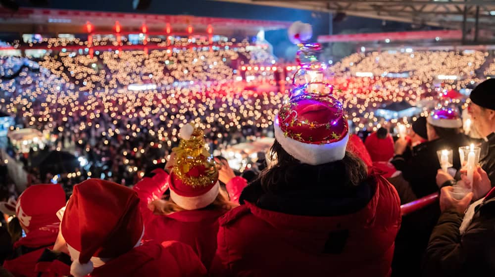 Das Stadion an der Alten Försterei erstrahlt im weihnachtlichen Lichterglanz. (Archivbild) / Foto: Christoph Soeder/dpa