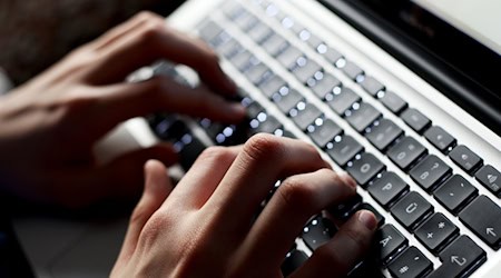 Betrüger nutzen künstliche Intelligenz: In Fürstenwald/Spree im Osten Brandenburg lockten Kriminelle eine Frau auch mit einer falschen Video-Botschaft in die Falle.  / Foto: Karl-Josef Hildenbrand/dpa