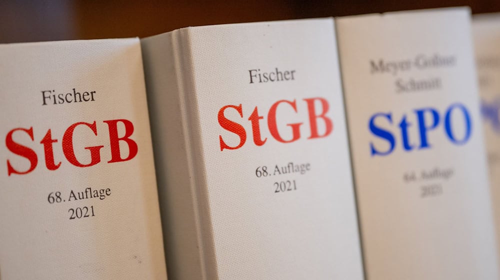 Strafmündig ab 14 – noch zeitgemäß? Nach schweren Gewalttaten von Kindern diskutierte der Brandenburger Landtag darüber. (Symbolbild) / Foto: Monika Skolimowska/dpa