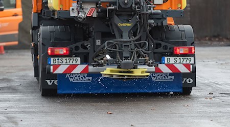 Der Deutsche Wetterdienst warnt vor glatten Straßen in Berlin. (Archivbild) / Foto: Christophe Gateau/dpa