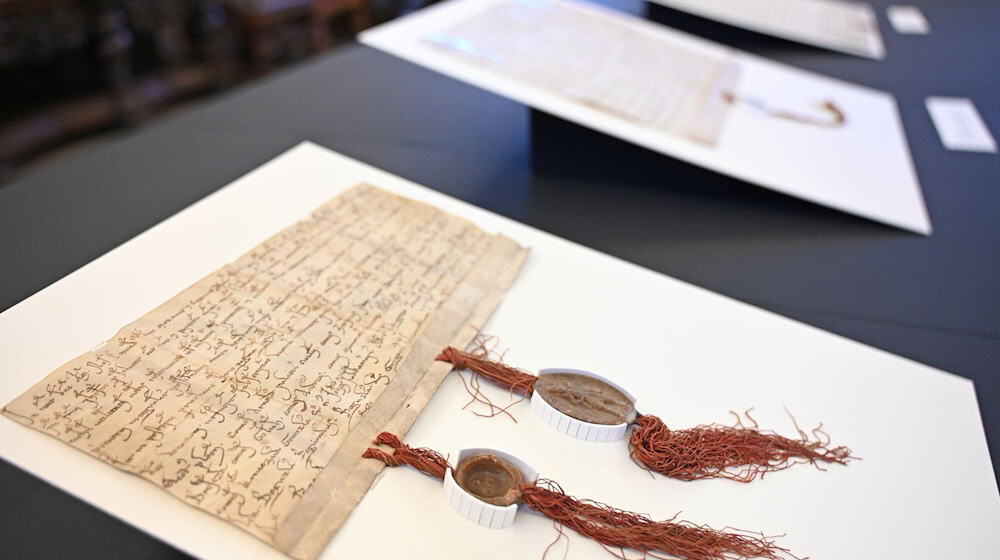 Unter den Urkunden sind unter anderem Papsturkunden sowie Papiere zu diplomatischen Bemühungen und kriegerischen Auseinandersetzungen. / Foto: Elisa Schu/dpa