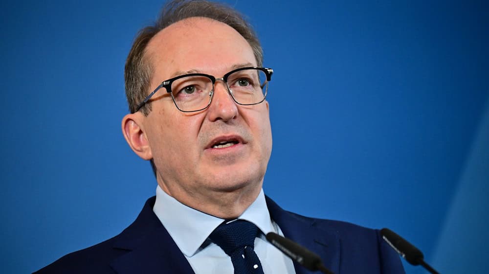 Innenminister Dobrindt will die Flughäfen in Deutschland besser vor Störungen durch Drohnen schützen. (Archivbild) / Foto: Sebastian Christoph Gollnow/dpa
