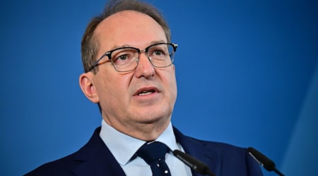 Innenminister Dobrindt will die Flughäfen in Deutschland besser vor Störungen durch Drohnen schützen. (Archivbild) / Foto: Sebastian Christoph Gollnow/dpa