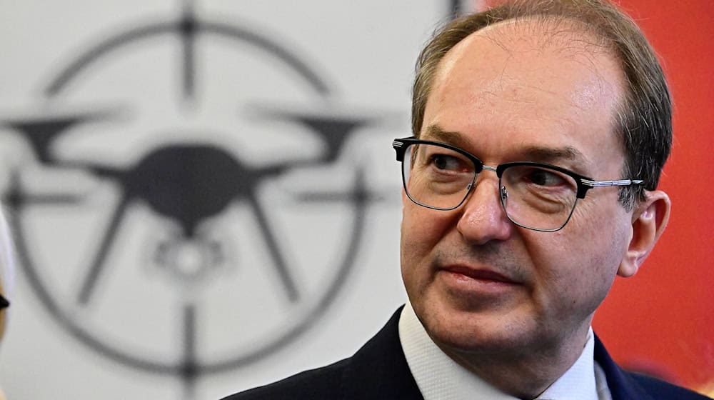Bundesinnenminister Alexander Dobrindt (CSU) dankt der Bundespolizei, die beim Aufbau des neuen Drohnenabwehrzentrums eine wichtige Rolle spielt. / Foto: Tobias Schwarz/AFP Pool/dpa