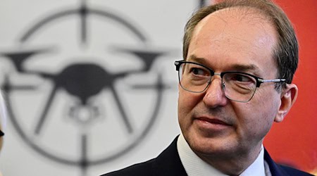 Bundesinnenminister Alexander Dobrindt (CSU) dankt der Bundespolizei, die beim Aufbau des neuen Drohnenabwehrzentrums eine wichtige Rolle spielt. / Foto: Tobias Schwarz/AFP Pool/dpa