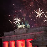 Das Verwaltungsgericht hat einen Eilantrag gegen die Silvesterparty am Brandenburger Tor abgelehnt. (Archivbild) / Foto: Jörg Carstensen/dpa
