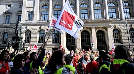 Vor dem Berliner Abgeordnetenhaus hielten Gewerkschaften schon häufiger Kundgebungen ab. (Archivbild)  / Foto: Britta Pedersen/dpa
