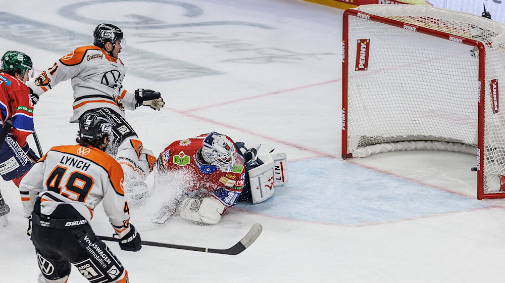 Eisbären-Goalie Jake Hildebrand kann den Wolfsburger Siegtreffer von Justin Feser nicht verhindern. / Foto: Andreas Gora/dpa