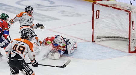 Eisbären-Goalie Jake Hildebrand kann den Wolfsburger Siegtreffer von Justin Feser nicht verhindern. / Foto: Andreas Gora/dpa