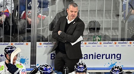 Trainer Serge Aubin muss mit den Eisbären Berlin eine Niederlage in Straubing hinnehmen. (Archivbild) / Foto: Uli Deck/dpa