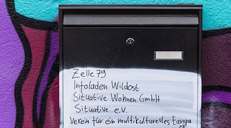 Wieder ist das alternative Wohnprojekt «Zelle 79» in Cottbus angegriffen worden. Ein Böller zerstörte am Sonntagabend den Briefkasten am Gebäude. / Foto: Frank Hammerschmidt/dpa