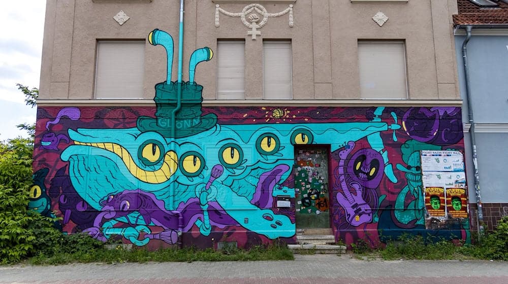 Das Wohnprojekt wurde schon in der Vergangenheit mehrfach attackiert. (Archivbild) / Foto: Frank Hammerschmidt/dpa