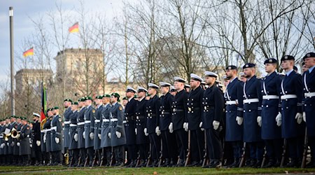 Gelöbnis zum 70. Jahrestag der Bundeswehr vor dem Kanzleramt - Kosten: 550 000 Euro.  / Foto: Bernd von Jutrczenka/dpa