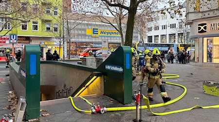 Die Polizei ermittelt nach dem Feuer weiter nach der Brandursache. (Archivbild) / Foto: Marion van der Kraats/dpa