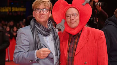 Rosa von Praunheim (rechts im Bild) mit seinem Partner Oliver Sechting. (Archivbild) / Foto: Jens Kalaene/dpa