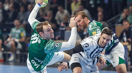 Welthandballer Mathias Gidsel kommt gegen Kiel akrobatisch zum Abschluss. / Foto: Andreas Gora/dpa