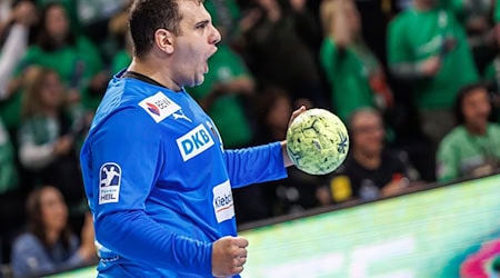 Füchse-Schlussmann Dejan Milosavljev muss weiter zuschauen. (Archivbild) / Foto: Andreas Gora/dpa