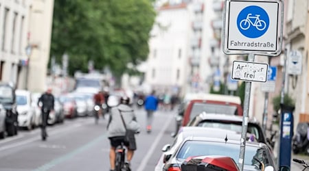 Getrennte Bereiche für Radfahrer und Autoverkehr tragen zu mehr Sicherheit bei. (Archivbild)  / Foto: Fabian Sommer/dpa