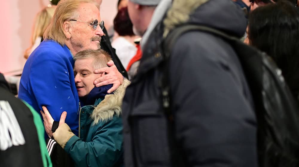 Seit 1995 organisiert der Sänger Frank Zander Weihnachtsessen für Arme und Obdachlose.  / Foto: Sebastian Christoph Gollnow/dpa