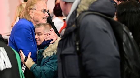 Seit 1995 organisiert der Sänger Frank Zander Weihnachtsessen für Arme und Obdachlose.  / Foto: Sebastian Christoph Gollnow/dpa