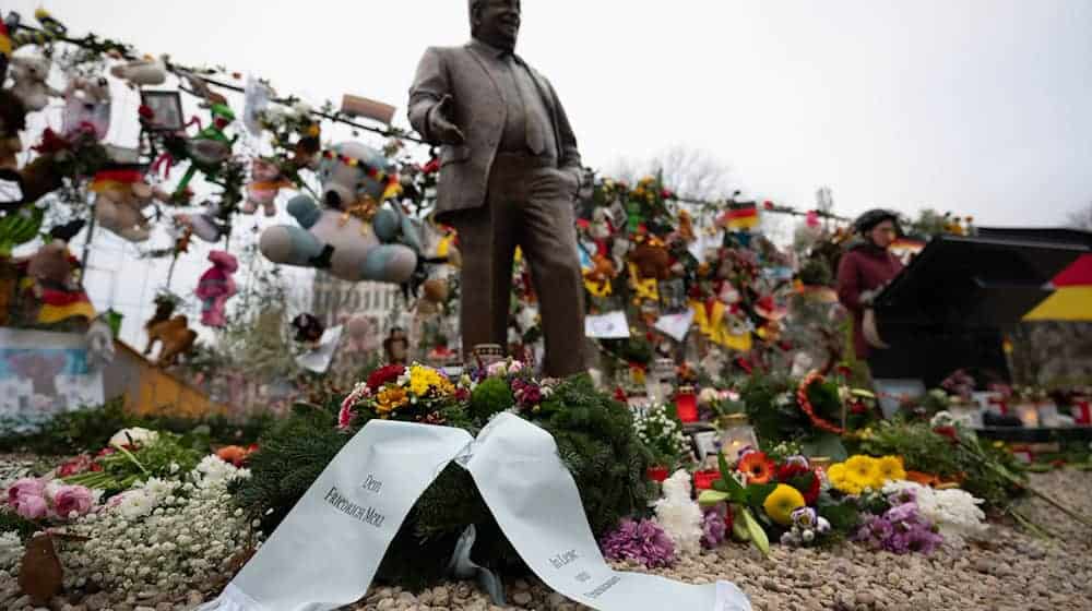 Seit Dienstag steht vor der CDU-Parteizentrale in Berlin eine Statue des ermordeten CDU-Politikers Walter Lübcke. Das Zentrum für Politische Schönheit hat sie dort aufgestellt. (Archivbild) / Foto: Markus Lenhardt/dpa