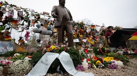 Seit Dienstag steht vor der CDU-Parteizentrale in Berlin eine Statue des ermordeten CDU-Politikers Walter Lübcke. Das Zentrum für Politische Schönheit hat sie dort aufgestellt. (Archivbild) / Foto: Markus Lenhardt/dpa