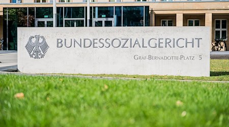 Das Bundessozialgericht sieht das Arbeitslosengeld II für 2022 trotz Inflation als ausreichend an. (Archivbild) / Foto: Andreas Arnold/dpa
