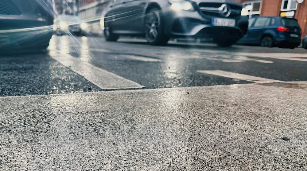 In Berlin gab es vermehrt Verkehrsunfälle wegen Glätte. / Foto: Paul Zinken/dpa