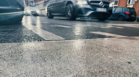 In Berlin gab es vermehrt Verkehrsunfälle wegen Glätte. / Foto: Paul Zinken/dpa