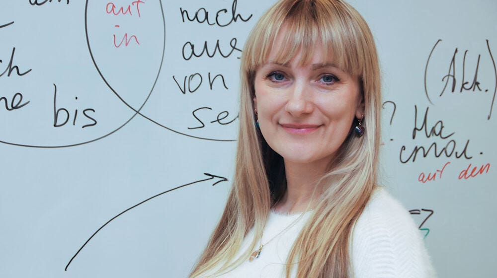 Oksana Hryb unterrichtet ehrenamtlich Deutsch. In der Ukraine war sie Englischlehrerin.  / Foto: Anja Sokolow/dpa-Zentralbild/dpa